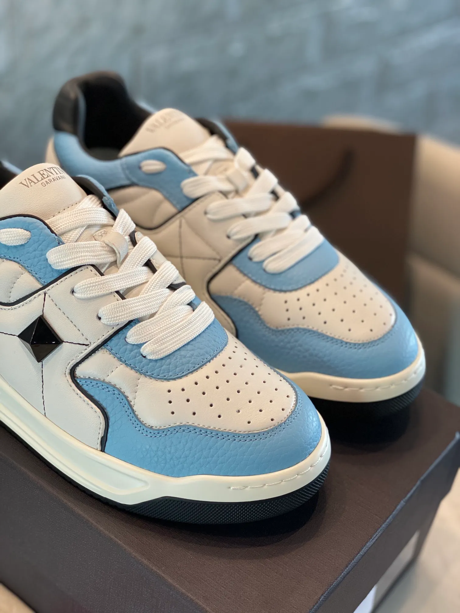 👟👟Ex-factory price 780👟👟 Valentino ONE STUD calfskin lace-up sneakers. Soft suede low-top sneakers, classic and versatile, couple's sneakers, special goods, worth buying! A pair of simple shoes with unique details will save you from the difficulty of dressing. OneStud sneakers, with quilted plaid and oversized rivets, create an eye-catching punk style and get rid of the heavy feeling of this season's clothing. U👟👟Ex-factory price raise calfskin derby shoes, with exquisite leather construction and simple silhouette, smooth lines set the tone of coolness, they are a versatile item in the wardrobe. There are more Valentino boutique shoes waiting for you to unlock! It’s time to get the shoes you’ve been coveting for a long time! Officially on sale 7,+++ - Seven straps, decorated with metallic rubber effect. Decoration on the back and tongue. Size 35-44.
